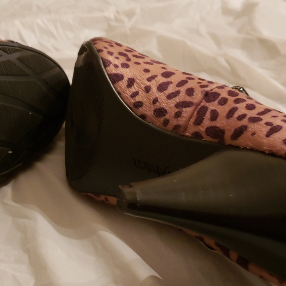 Shoes - Picture 6 of 9